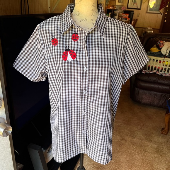 🐞Woman’s vintage checkered print with ladybug 🐞 patches button down blouse.🐞 - Picture 7 of 16
